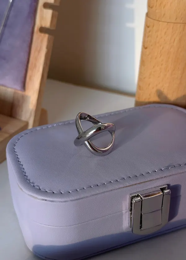 CROSSED LOVE RING